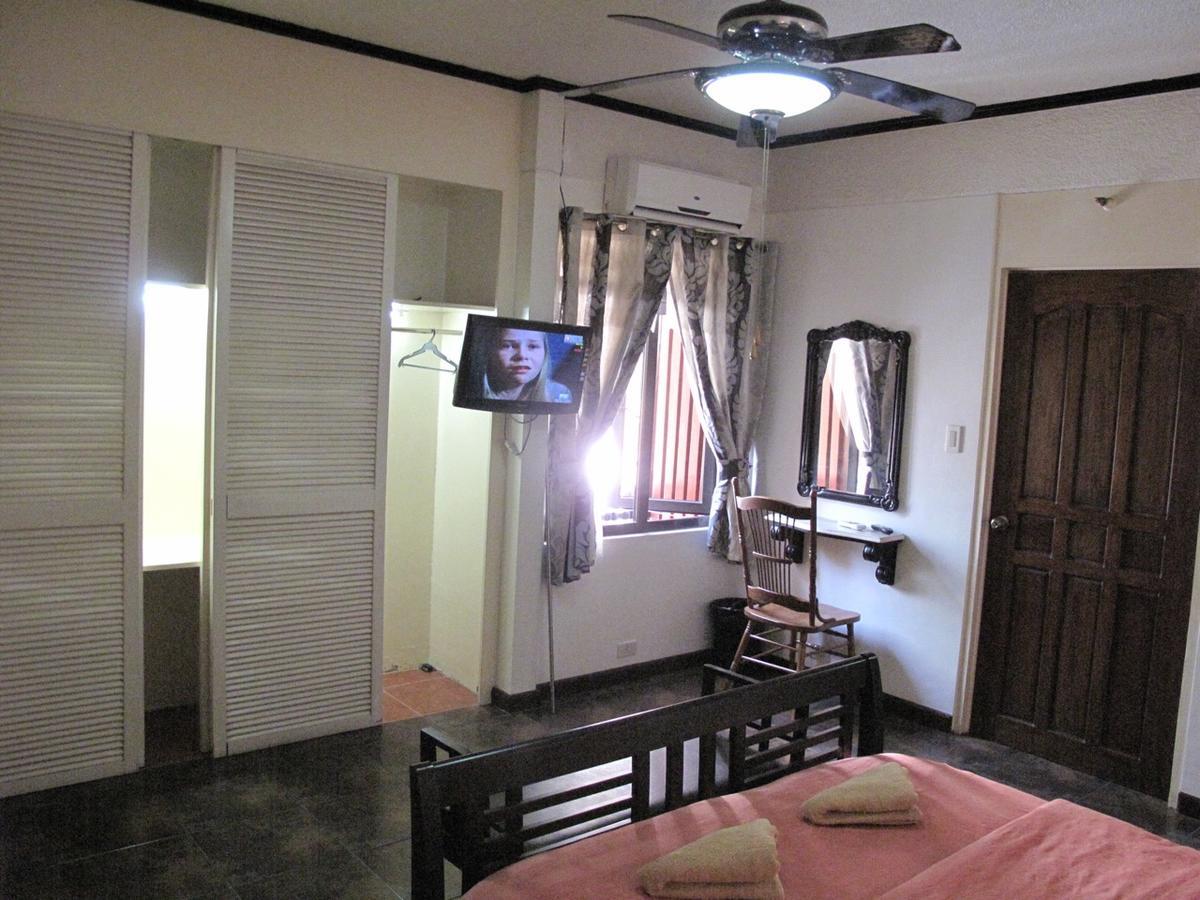 Makati Suites At Travelers Inn Makati City Zewnętrze zdjęcie