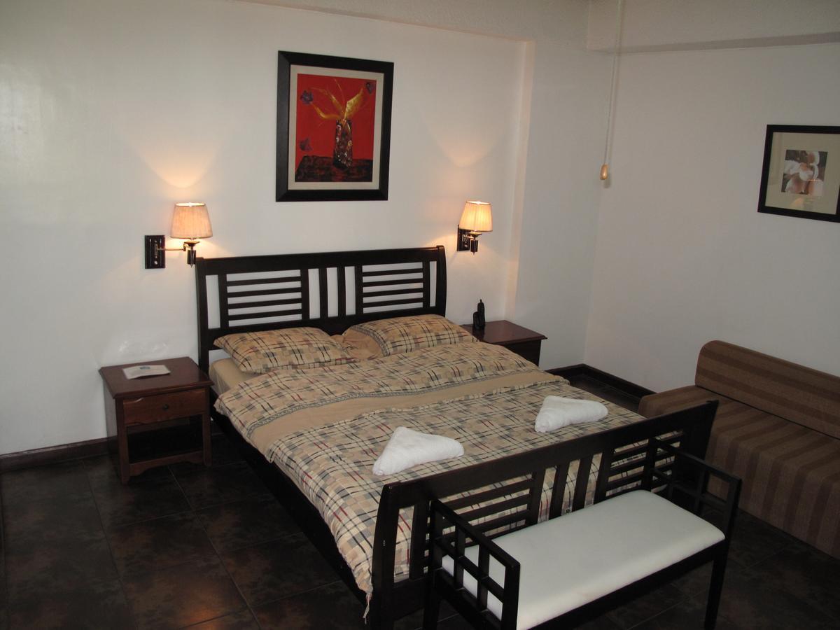 Makati Suites At Travelers Inn Makati City Zewnętrze zdjęcie